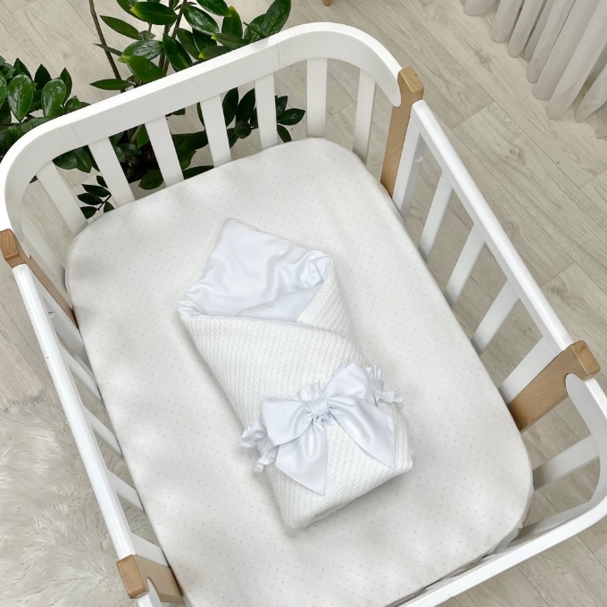 Paturica bebe din satin si material tricotat cu pilota si fundita, alb (1)